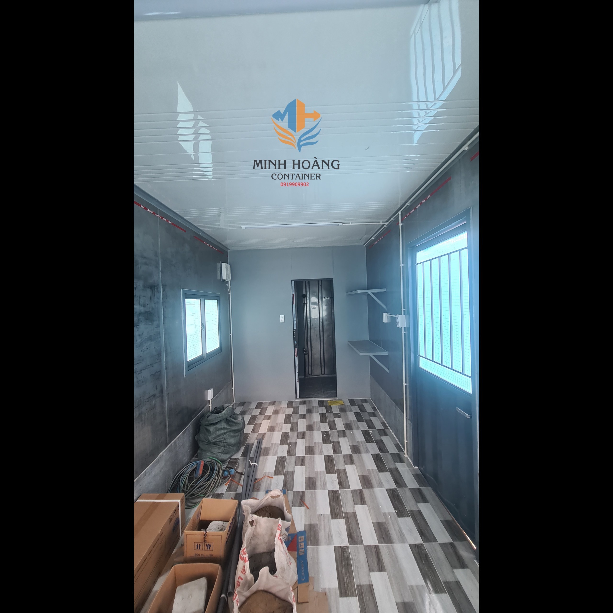 Container nhà ở 20 feet xám đậm cửa lớn làm từ cont lạnh có máy lạnh + wc mẫu hai